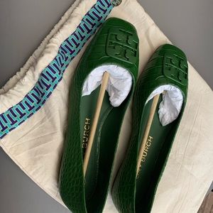 I am selling Tory Burch logo embellished-croc effect flats. They are NEW